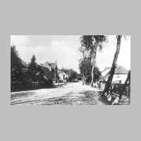 022-0074 Verlauf der Dorfstrasse durch Goldbach in Richtung Heldendenkmal. Vorbei an der Post und der Molkerei..jpg